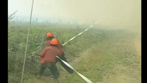 VIDEO: Hasiči uprostred požiaru zápasili s ohnivým vírom. Ten im vtiahol hadicu