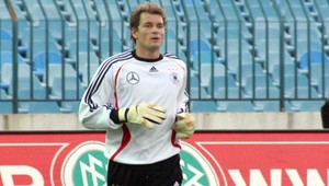 Bývalý nemecký brankár šalel. Susedovi poškodil dom pílou