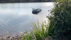 Muž z Maďarska prekročil hranice, zaparkoval auto v rybníku a zaspal na tráve. Údajne sa predávkoval liekmi