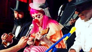 Speváčka Madonna sa prezliekla za klauna a spadla z trojkolky
