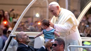 Pápež robí ochránkárom vrásky na čele!