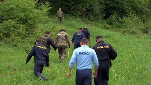 Skryté nebezpečenstvo počas jarnej prechádzky v lese. V zemi čaká aj niekoľké desaťročia