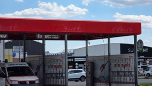 Veľké nešťastie v autoumyvárni: Auto malo dvakrát prejsť chlapca (5), teraz bojuje o život