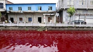 Čínska rieka záhadne sčervenela