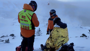 Lyžiar a dvaja snowboardisti podcenili terén, spadli 400 metrov