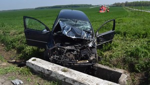 Matka s ročným dieťaťom vrazila do betónového mosta, zasahoval vrtuľník