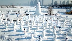 V Číne postavili 2018 snehuliakov, najväčší meria 20 metrov