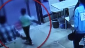 Letmý dotyk ju podráždil tak, že úmyselne potkla štvorročného chlapca. Tehotná žena sa chcela pomstiť