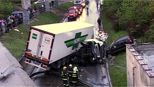 Kamión sa zrútil z estakády, padol rovno na osobák!