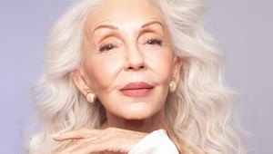 Zrelá kráska sa starnutia nebojí: Modelkou sa stala pred 70-tkou a návrhári ju milujú