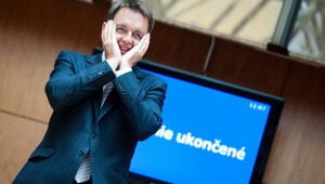 Vláde chýba 700 miliónov €, Kažimír sľubuje šetrenie aj na sebe