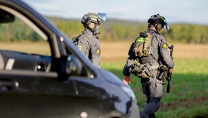 Muž spustil paľbu na poľovníkov. V lese zahynuli otec so synom
