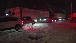 Sneženie skomplikovalo dopravu. Uzavreli horské priechody Šturec, Čertovicu aj Donovaly