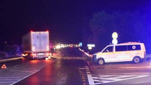 Vozidlo dopravnej zdravotnej služby sa zrazilo s kamiónom. 95-ročná žena zraneniam podľahla