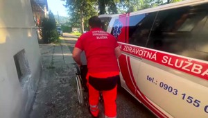 Nemocnica nedokáže prepraviť ľudí na vyšetrenia. S odvozom pomáhajú dobrovoľní ľudia