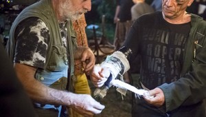 Poliaty horľavinou a zabalený v azbeste: Ako sa nakrúcal nebezpečný požiar v Hoteli?