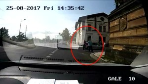 Dieťa (2) na odrážadle kľučkovalo medzi autami v dopravnej špičke. Stratilo sa matke