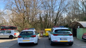 Pád zo strechy paneláku v Petržalke neprežila žena