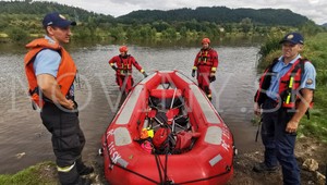 Nešťastie na Hrone: Pri splave sa prevrátil čln, jedna osoba sa už nevynorila