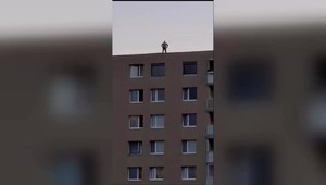 Dramatická noc na sídlisku: Muž chcel skočiť zo strechy, zasahovali vyjednávači
