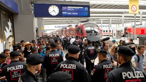 Mníchov zaplavili migranti a ozbrojení policajti