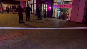 Poplach v Trnave. Pred nákupným centrom padali výstrely