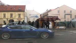 Policajná razia v Košiciach, kukláči prehľadávali auto Jána Tatiča