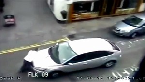 Unikala pred ochrankou. Autom nabrala chodca a viezla ho ulicami!