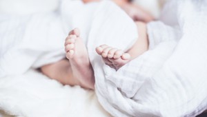 Takto môžete vyriešiť pozeranie zápasu a kolísanie dieťaťa zároveň