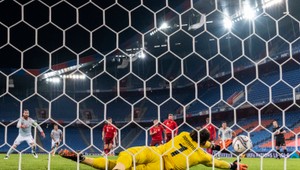 Strápnil sa pri rekorde. Nedal dve penalty, ale kopal by aj tretiu, štvrtú