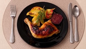 Kuracie stehná pečené na zemiakoch, baklažáne a cvikle