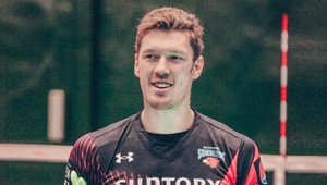 Obrovitý volejbalista sa v Japonsku trápi. Málokde sa zmestí