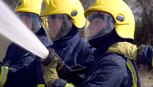 Hasiči zasahovali pri požiari bytov. Dvaja ľudia sa zranili