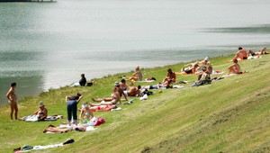 Čistenie Kuchajdy. Potápači vylovili nákupné vozíky aj označovač lístkov