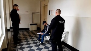 Policajti zastavili šoféra bez vodičského preukazu. Tvrdí, že je závislý na šoférovaní