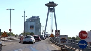 Most SNP po rekonštrukcii otvoria. Syn jeho autora však tvrdí, že nový asfalt mostu škodí