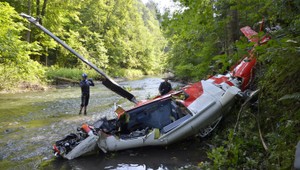 Zo Slovenského raja odviezli trosky vrtuľníka, skúmajú príčiny tragédie