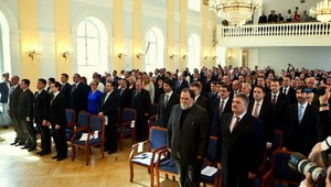 Usmiati poslanci. Prebrali si osvedčenia o zvolení