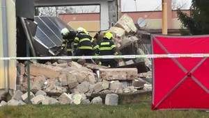 Nešťastie pri Veľkých Kapušanoch: Strecha zavalila troch robotníkov, jeden z nich zahynul