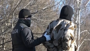 Počas drogovej razie skončil v putách mladý muž