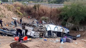 Turisti, ktorí sa autobusom vracali z dovolenky, našli smrť v rokline