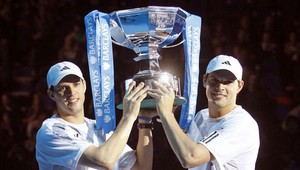 Dokončený hetrik katapultoval bratov Bryanovcov na čelo rebríčka