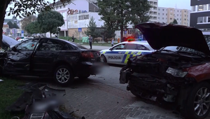 Vodič preletel z parkoviska pred školou, zastavil ho až stojan na bicykle