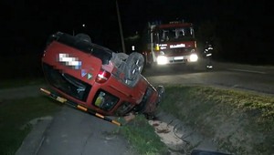 Vodič s 2,5 promile narazil do betónového mostíka, hasiči ho vystrihli