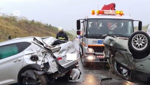 Na diaľnici D1 došlo k nehode: Autá skončili na streche, hlásia zranených
