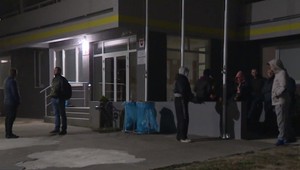 Vláda tvrdí, že všetko zvládame, ale cudzinecká polícia je jedna veľká hanba. Ľudia tam čakajú až 13 hodín