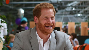 Milióny od babky síce Harrymu došli, no gratulácie od otca a brata sú rozpačité...