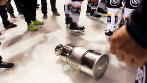 Rozbitý pohár! Majstrovské oslavy neprežil ešte na ľade v Bystrici