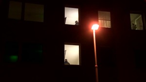 Streľba v paneláku. Policajti našli mŕtveho muža a ťažko zranenú ženu