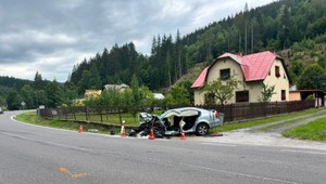 Vážna nehoda na Kysuciach: Auto skončilo v priekope, na mieste je aj vrtuľník